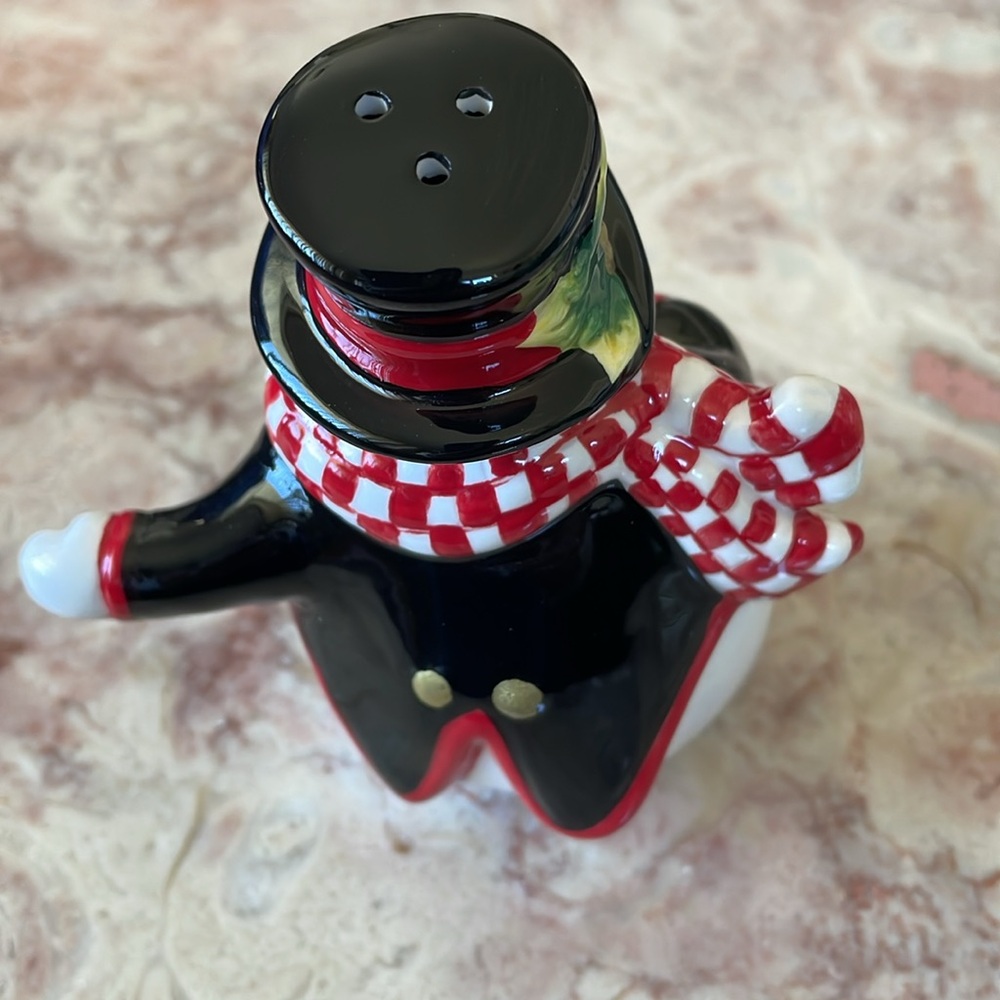 New In Box~Fitz And Floyd Holly Jolly Mr and Mrs Snowmen Salt & Pepper Shakers - Picture 3 of 10
